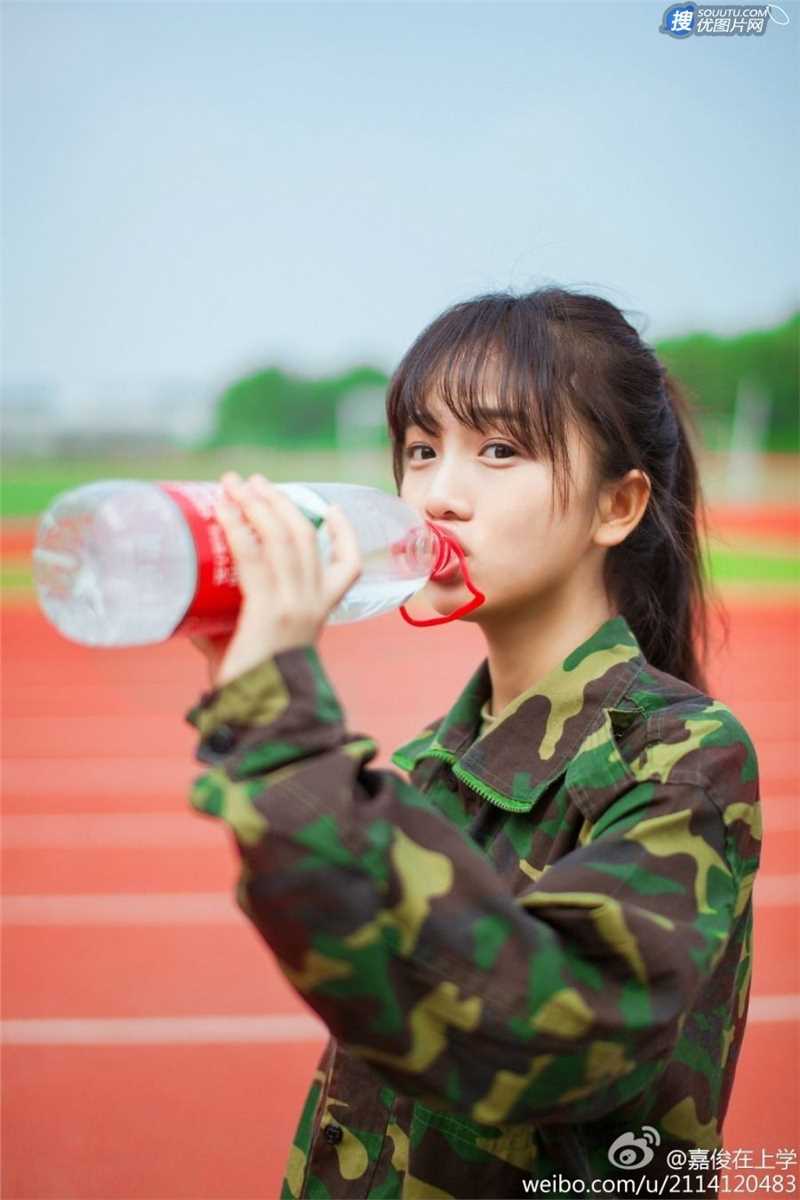 精选清纯美女军训俏皮可爱照片图册
