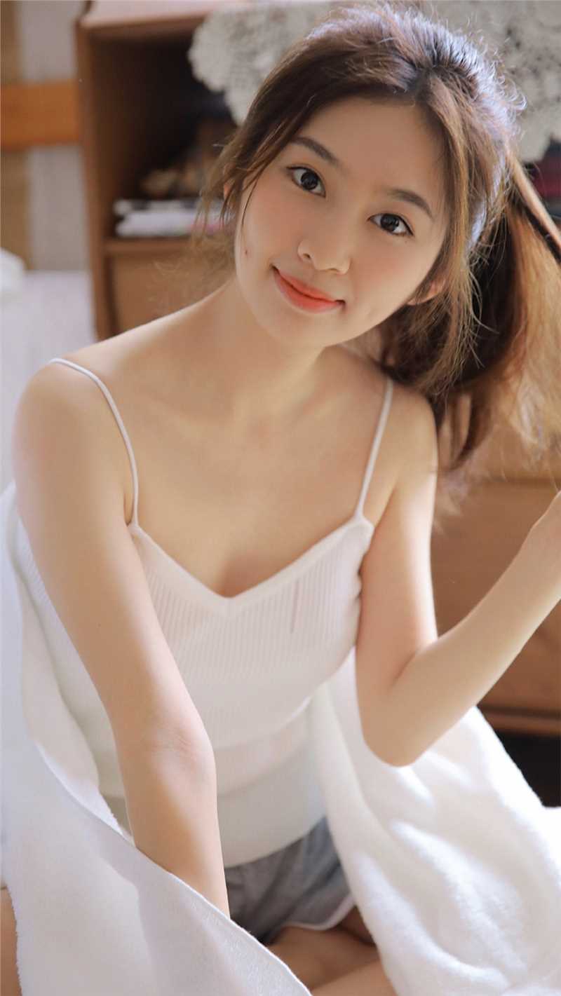 最新吊带背心美女模特纯情性感私房图集