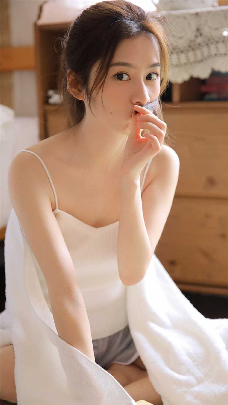 最新吊带背心美女模特纯情性感私房图集