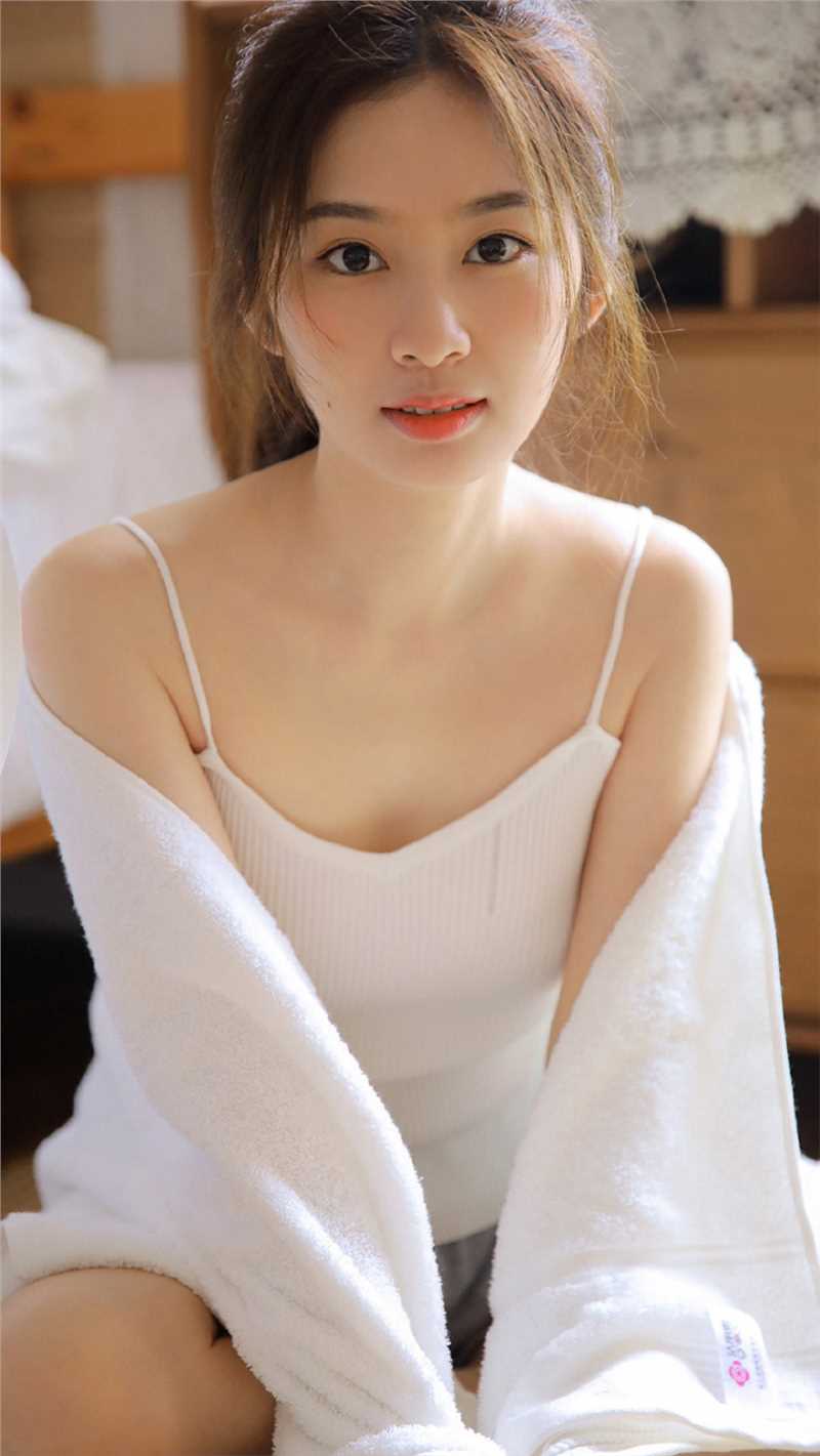 最新吊带背心美女模特纯情性感私房图集