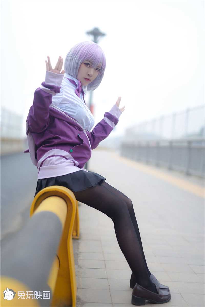 精选胸围饱满小姐姐短裙黑袜子户外cosplay集图册