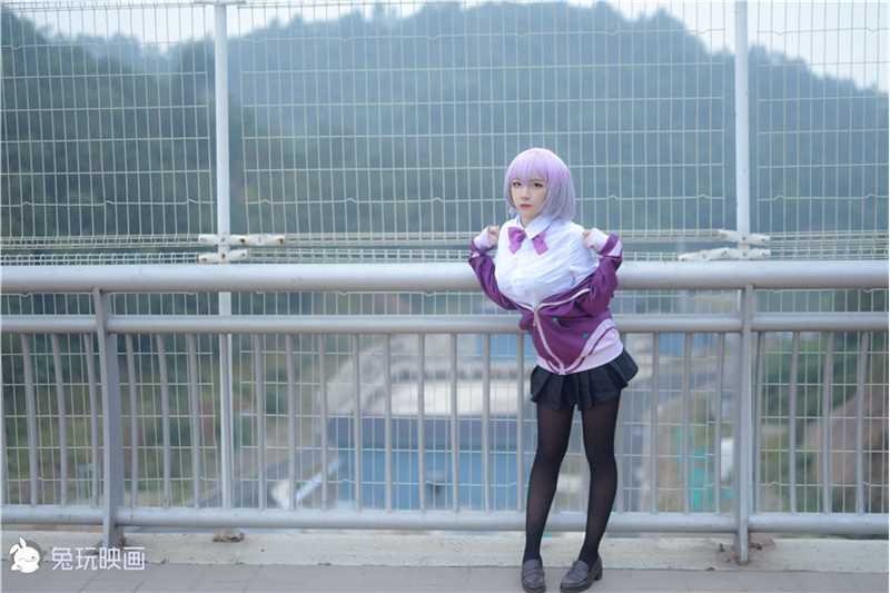 精选胸围饱满小姐姐短裙黑袜子户外cosplay集图册