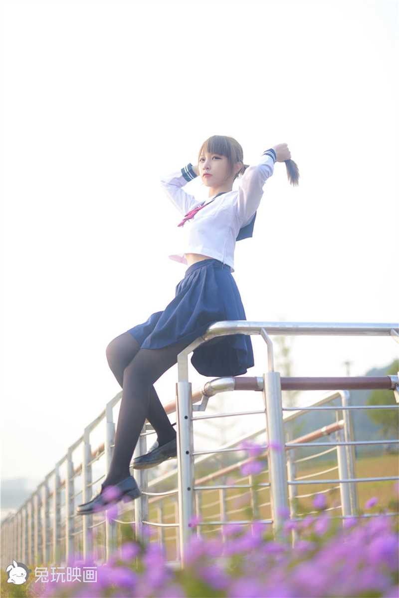 精选胸围饱满小姐姐短裙黑袜子户外cosplay集图册