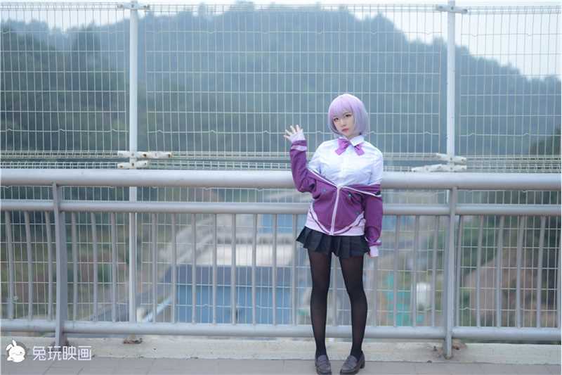 精选胸围饱满小姐姐短裙黑袜子户外cosplay集图册