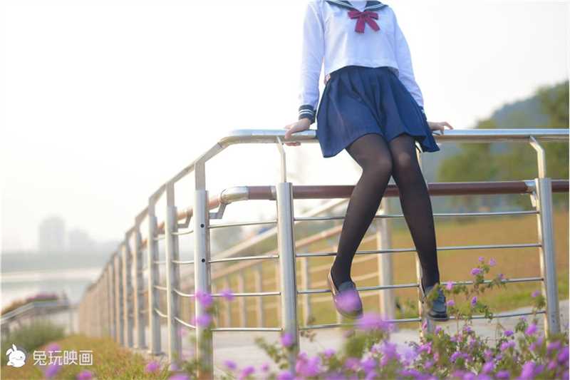 精选胸围饱满小姐姐短裙黑袜子户外cosplay集图册
