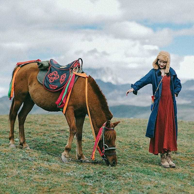 精选草原配美女风景美照图片大全图册