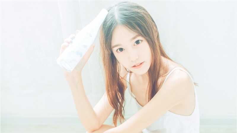 最新吊带背心校园清纯美女没有穿内衣性感图片壁纸