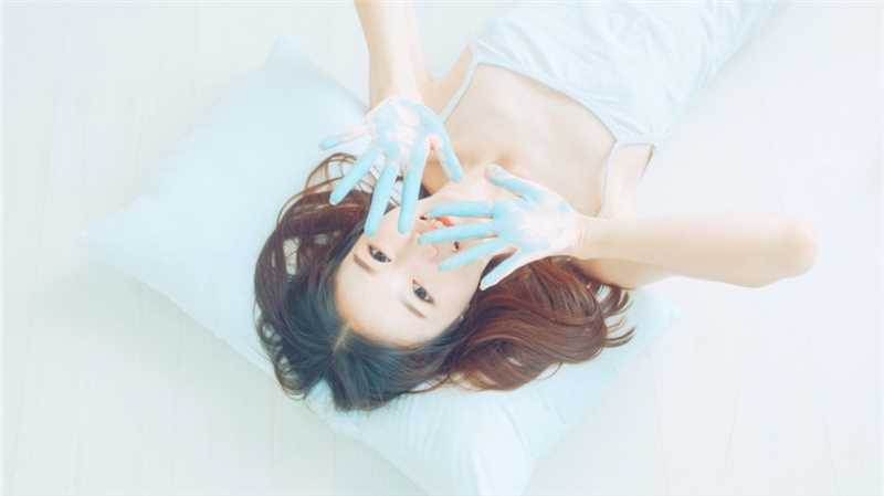 最新吊带背心校园清纯美女没有穿内衣性感图片壁纸