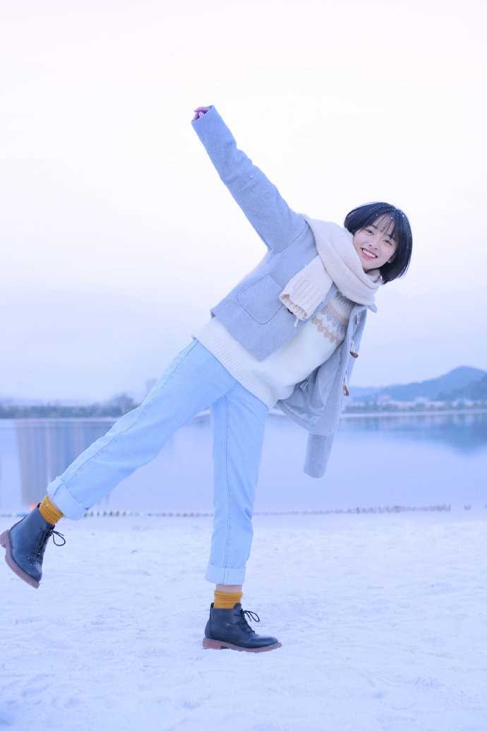高颜值短发小姐姐沈月雪景清纯唯美高清摄影