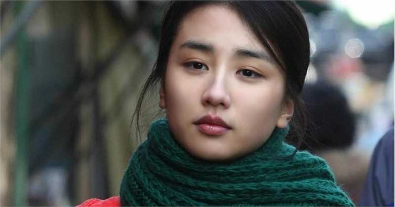 韩国美女演员朴河宣挂脖露背礼服性感