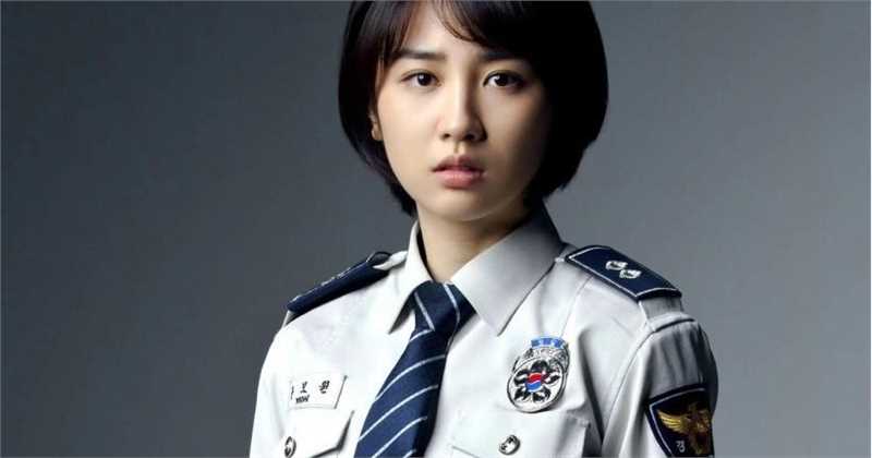 韩国美女演员朴河宣挂脖露背礼服性感