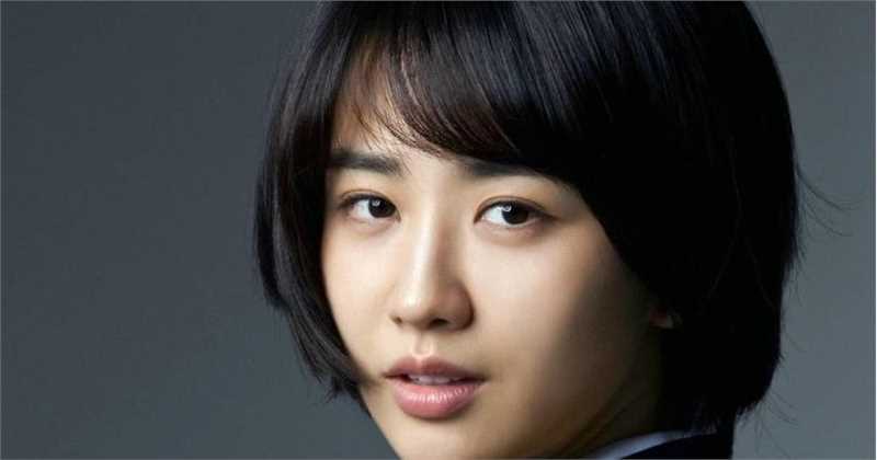 韩国美女演员朴河宣挂脖露背礼服性感