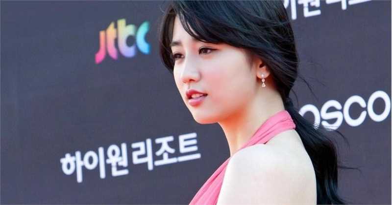 韩国美女演员朴河宣挂脖露背礼服性感