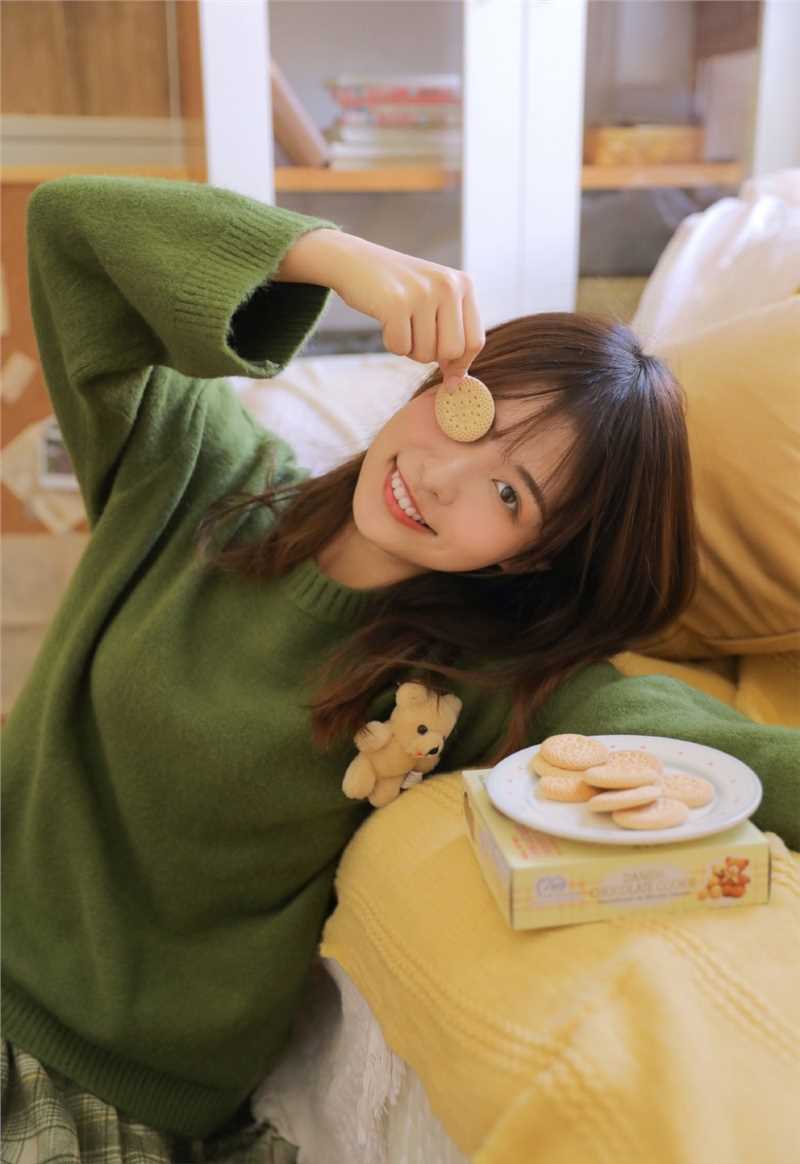 最新绿色格子裙少女甜美微笑俏皮图片图集