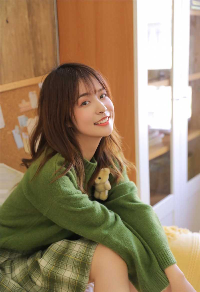 最新绿色格子裙少女甜美微笑俏皮图片图集