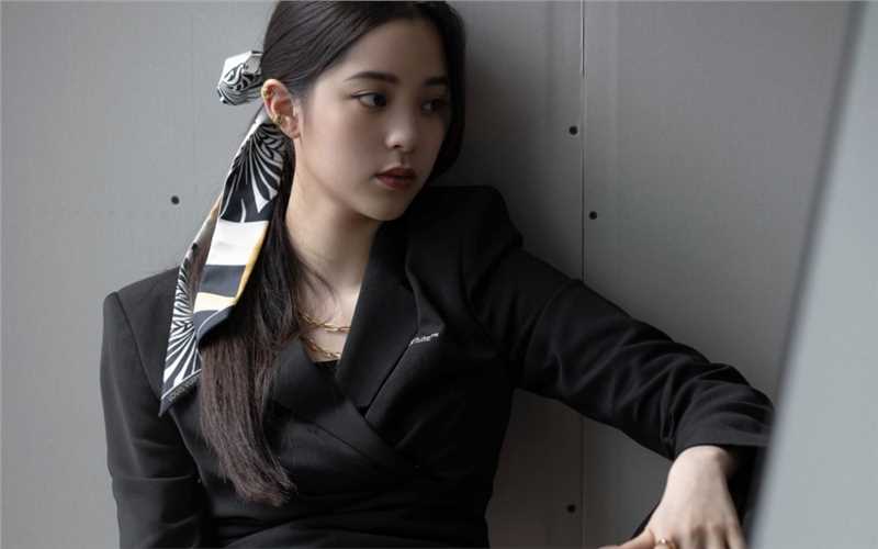 精选欧阳娜娜甜酷范黑西装时尚杂志封面图片图册