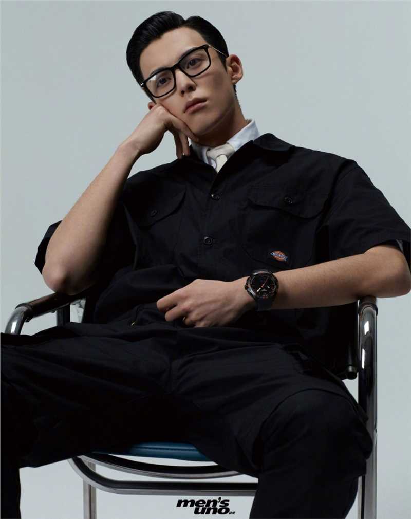 高清王鹤棣黑框眼镜狼奔头雅痞西装时尚图集