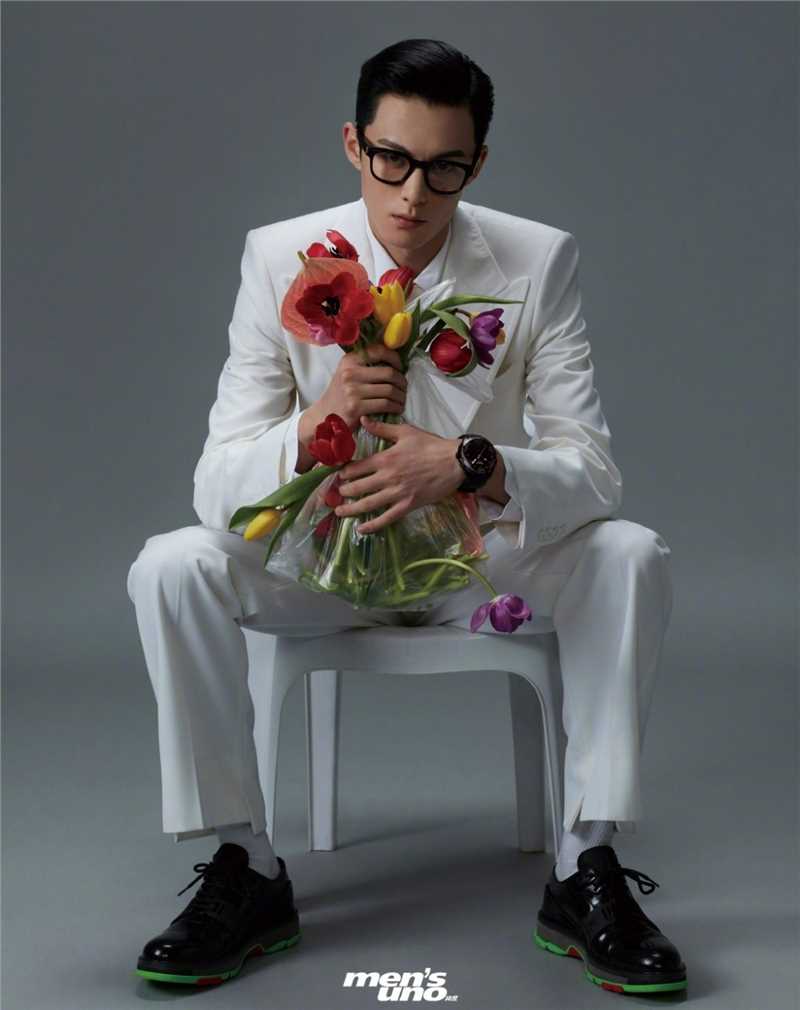 高清王鹤棣黑框眼镜狼奔头雅痞西装时尚图集