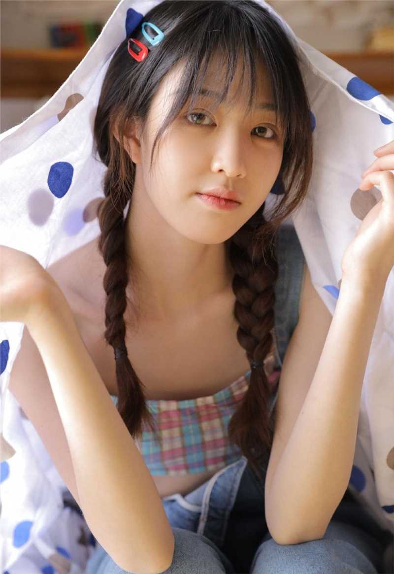 最新乖巧吊带蕾丝美女性感妖娆室内大胆私房写真壁纸