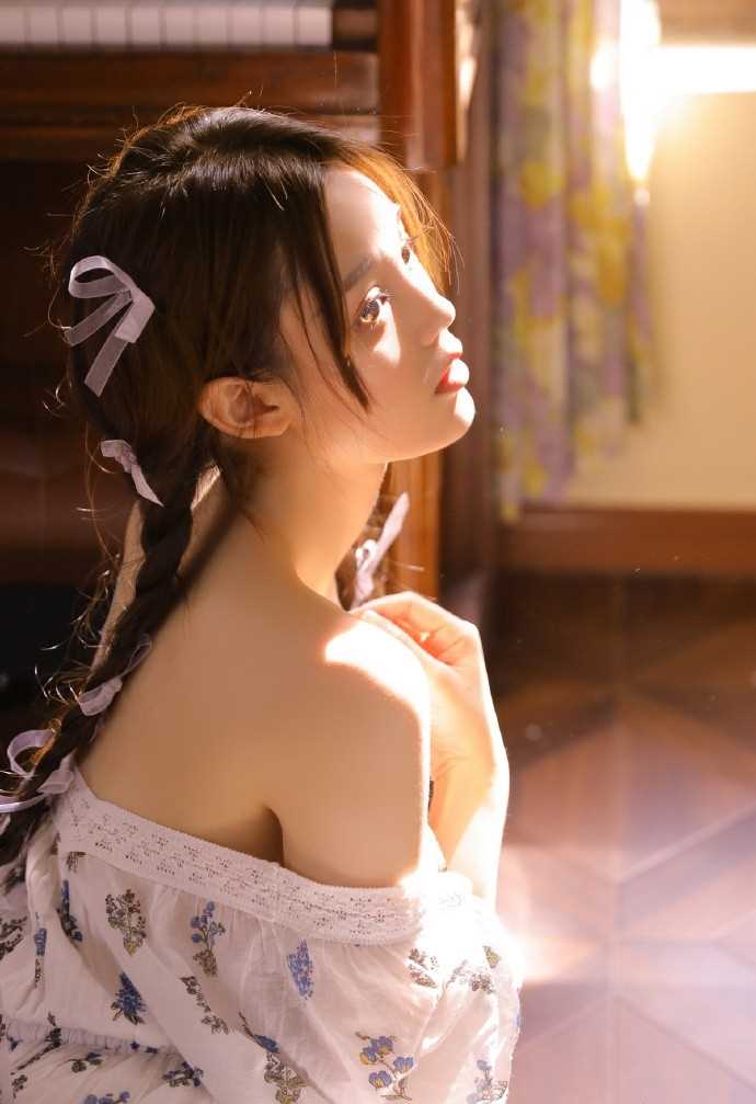 精选清纯妹子低胸装香肩诱惑诱人裸背妩媚私拍照图册