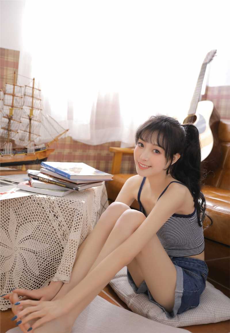 最全甜美温柔美女条纹吊带高挑清纯相册
