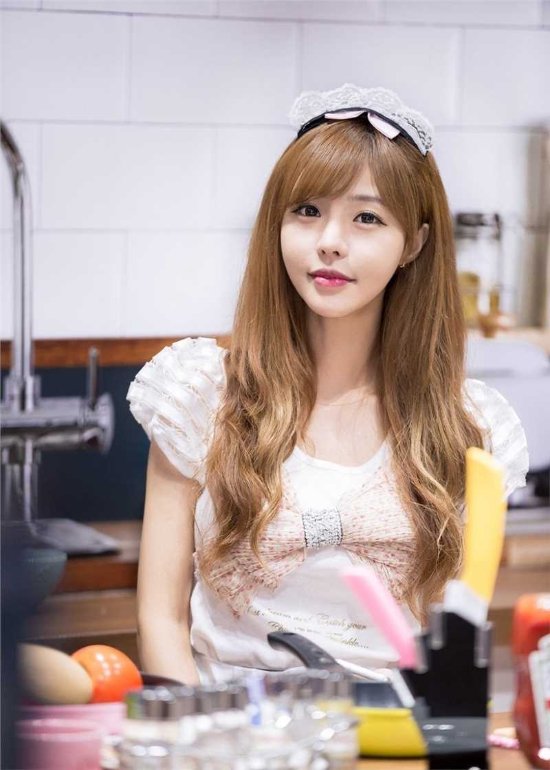 最新性感车模小露蛮腰制服短裙清纯可人壁纸