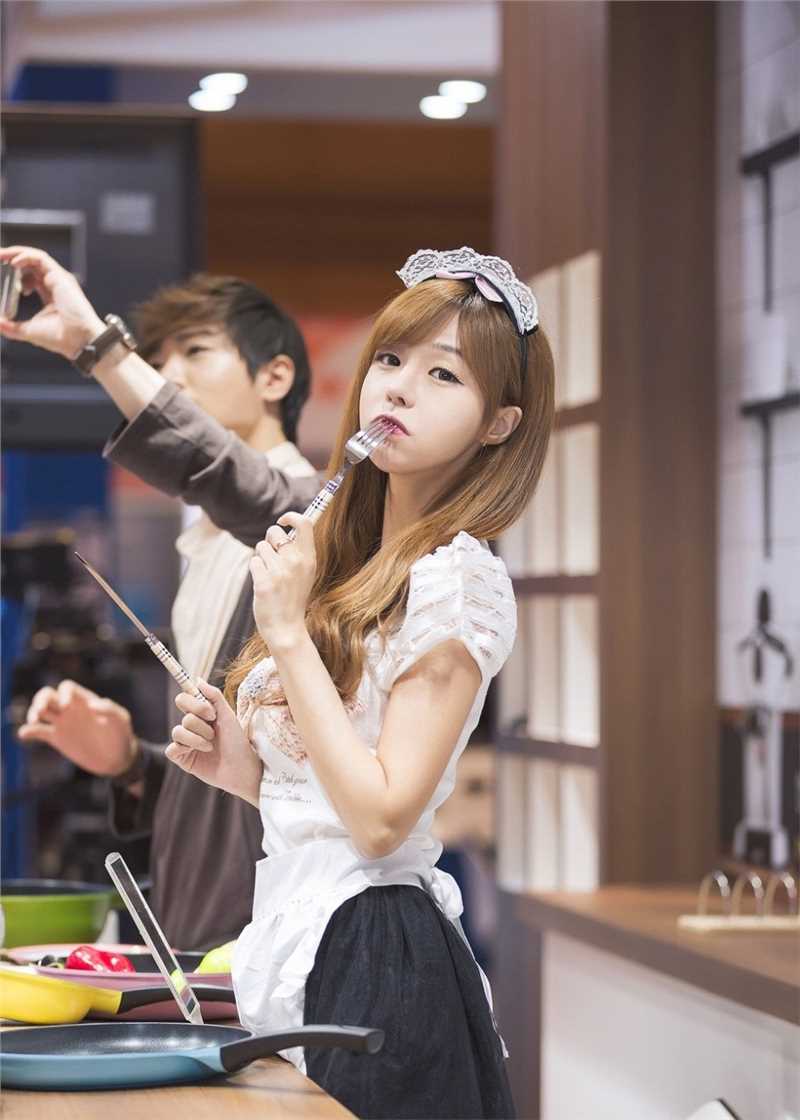 最新性感车模小露蛮腰制服短裙清纯可人壁纸