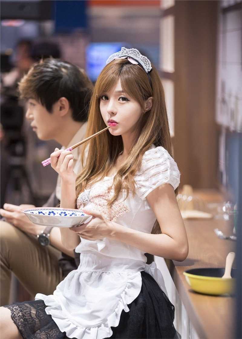 最新性感车模小露蛮腰制服短裙清纯可人壁纸