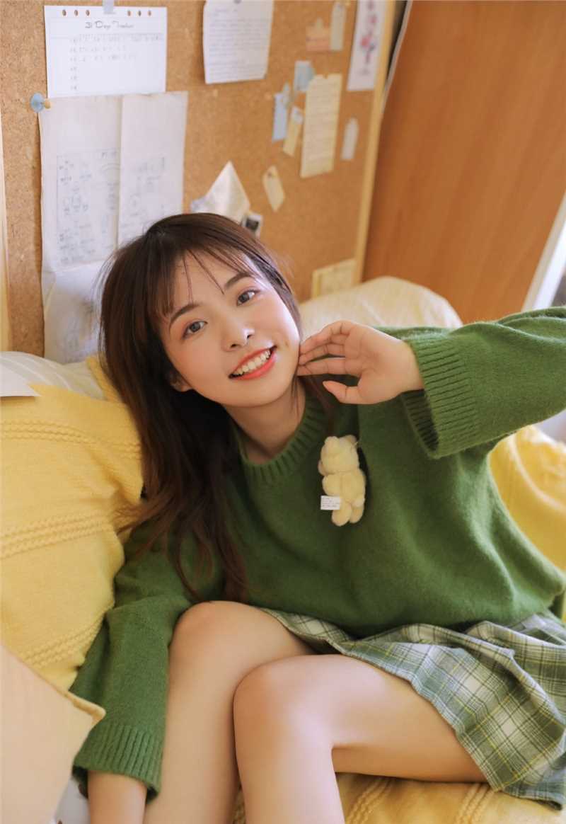 优质绿色格子裙少女甜美微笑俏皮图片图片