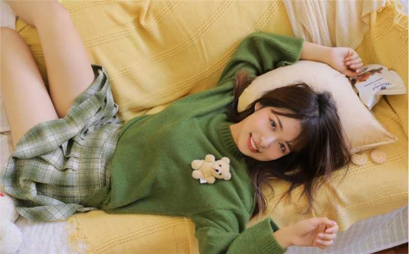 优质绿色格子裙少女甜美微笑俏皮图片图片