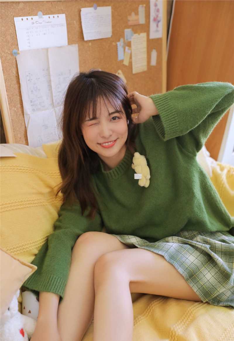 优质绿色格子裙少女甜美微笑俏皮图片图片