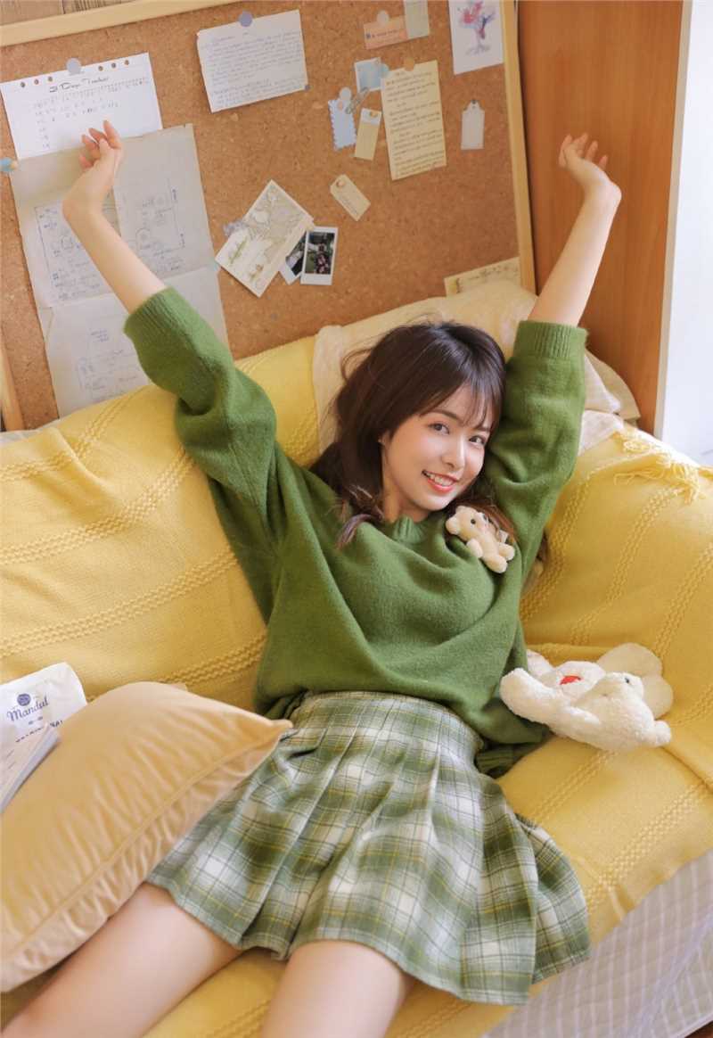 优质绿色格子裙少女甜美微笑俏皮图片图片