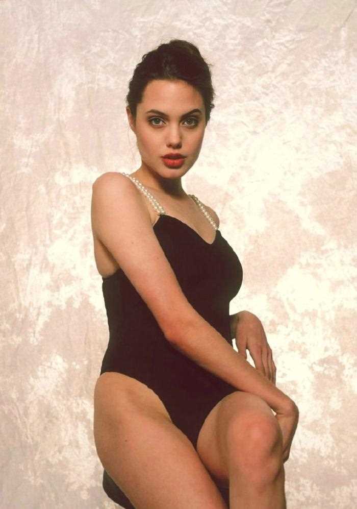 优质安吉丽娜·朱莉比基尼性感酥胸艺术照相册