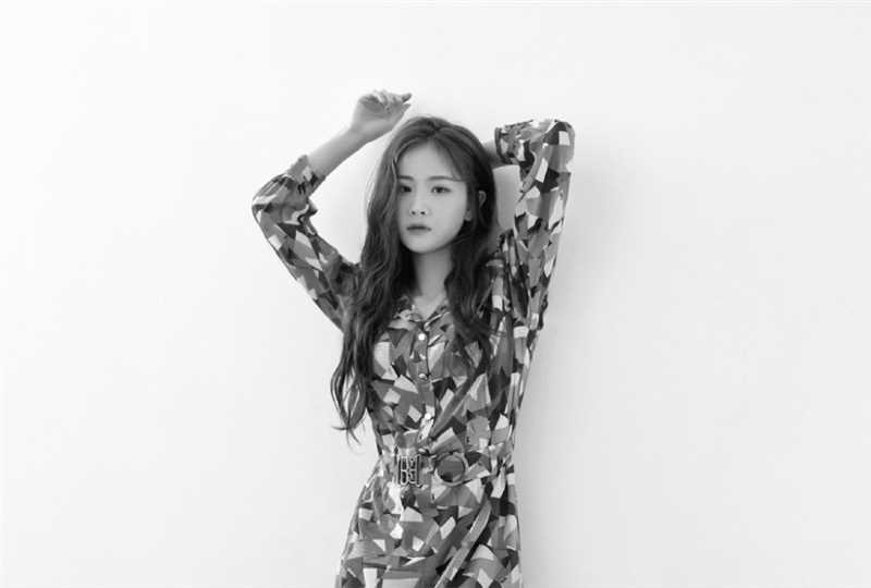 优质徐紫茵妩媚卷发时尚长裙黑白诱惑图片相册