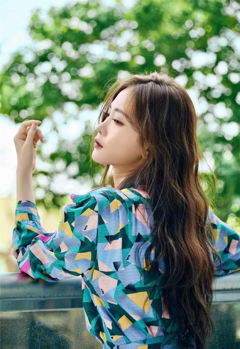 优质徐紫茵妩媚卷发时尚长裙黑白诱惑图片相册