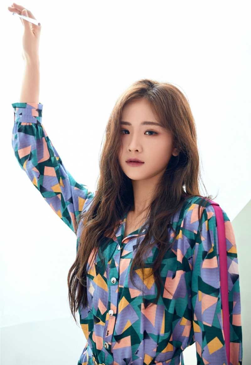 优质徐紫茵妩媚卷发时尚长裙黑白诱惑图片相册