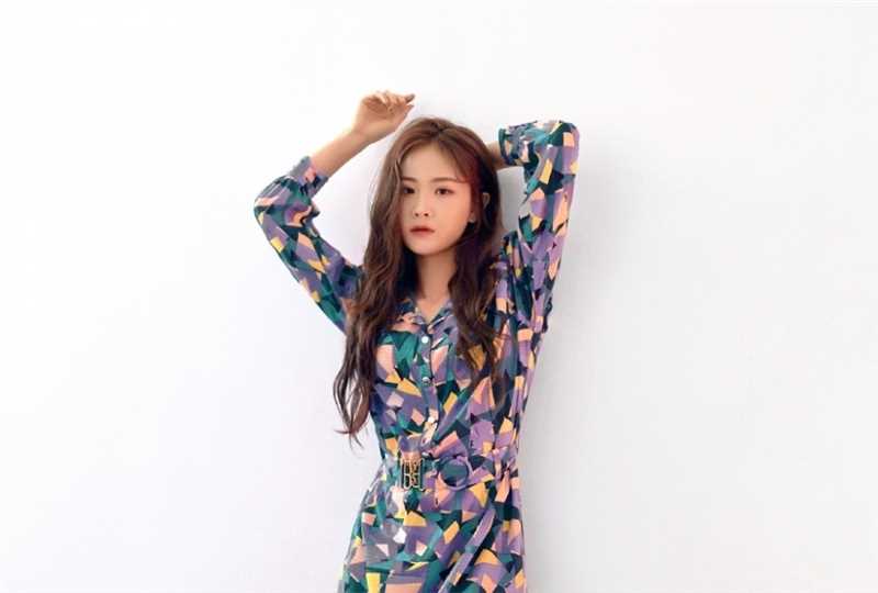 优质徐紫茵妩媚卷发时尚长裙黑白诱惑图片相册