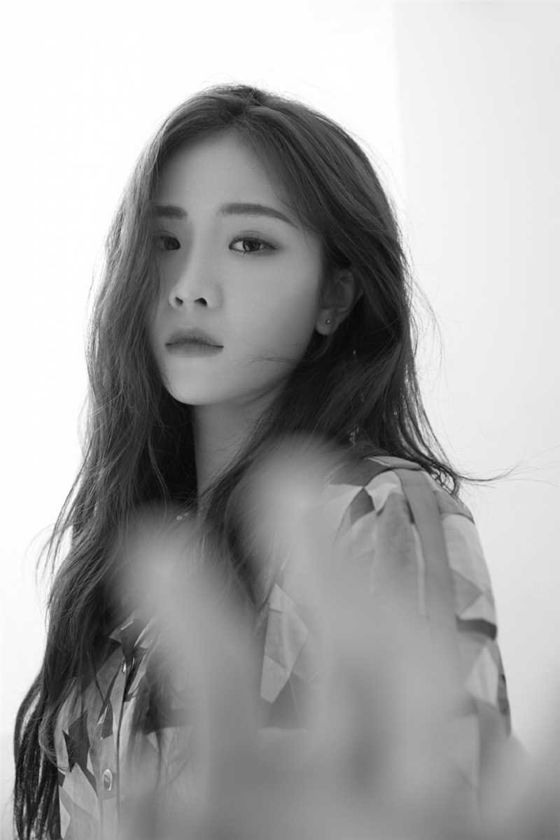 优质徐紫茵妩媚卷发时尚长裙黑白诱惑图片相册