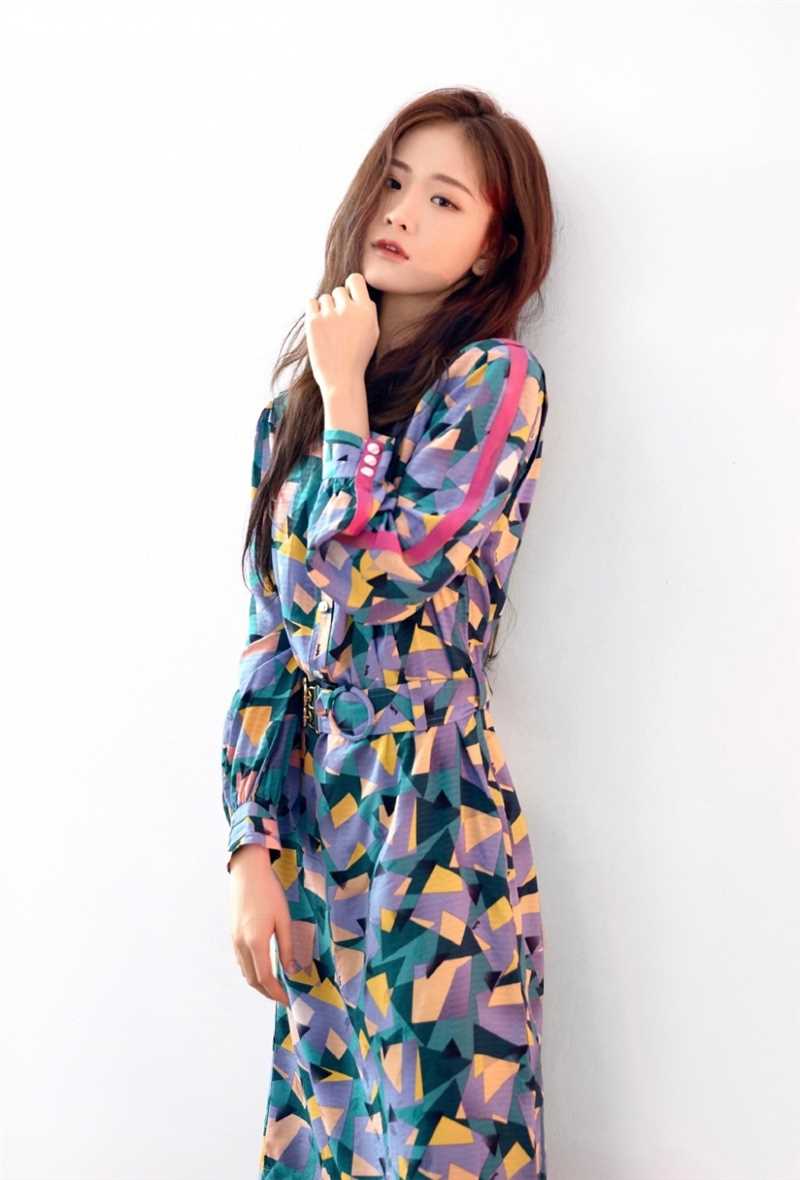 优质徐紫茵妩媚卷发时尚长裙黑白诱惑图片相册