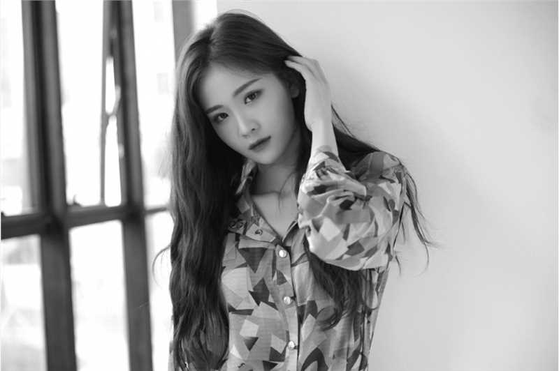 优质徐紫茵妩媚卷发时尚长裙黑白诱惑图片相册