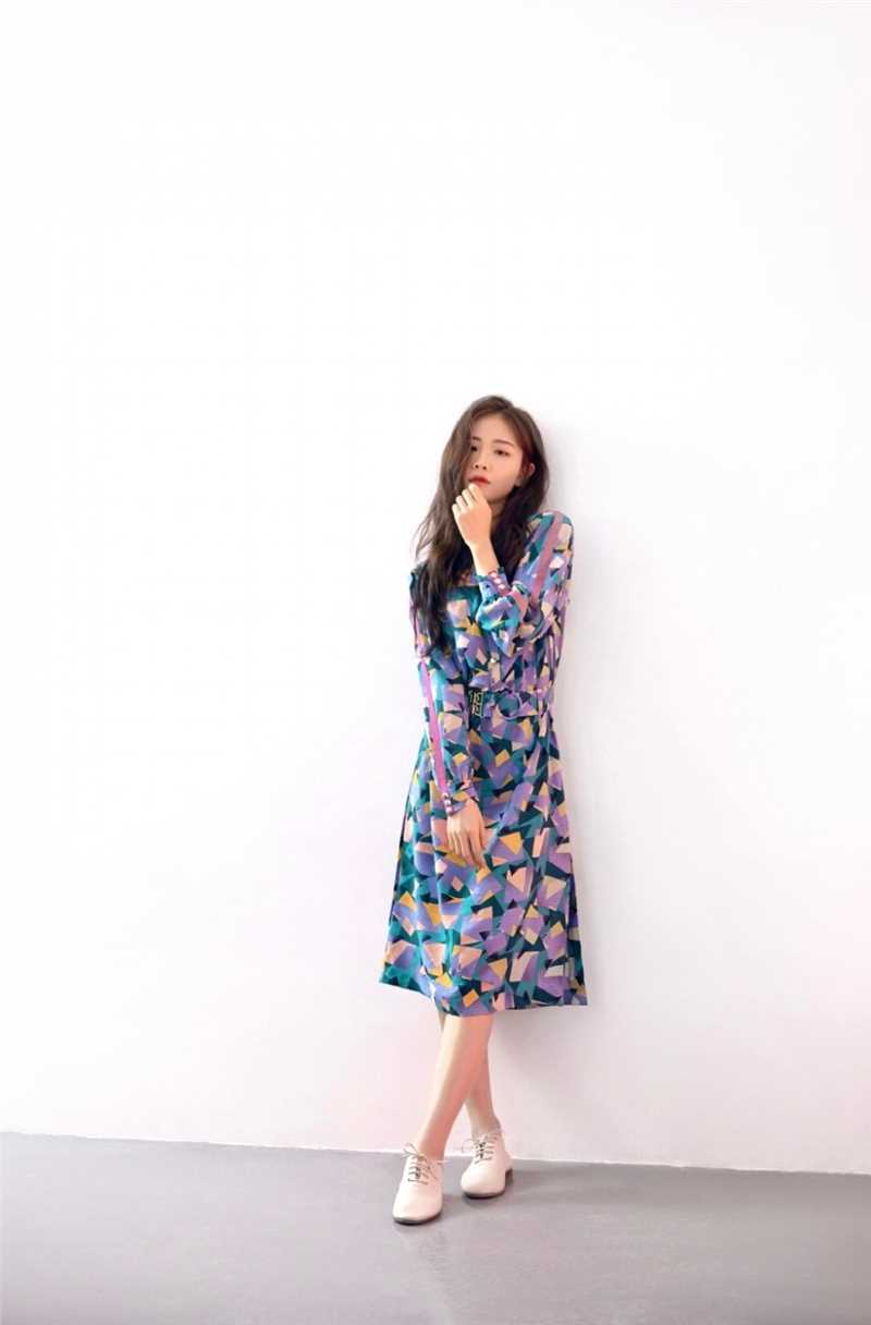 优质徐紫茵妩媚卷发时尚长裙黑白诱惑图片相册