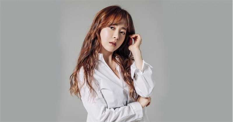 最新韩国美女刘小英短裙清纯长发甜美女孩图集