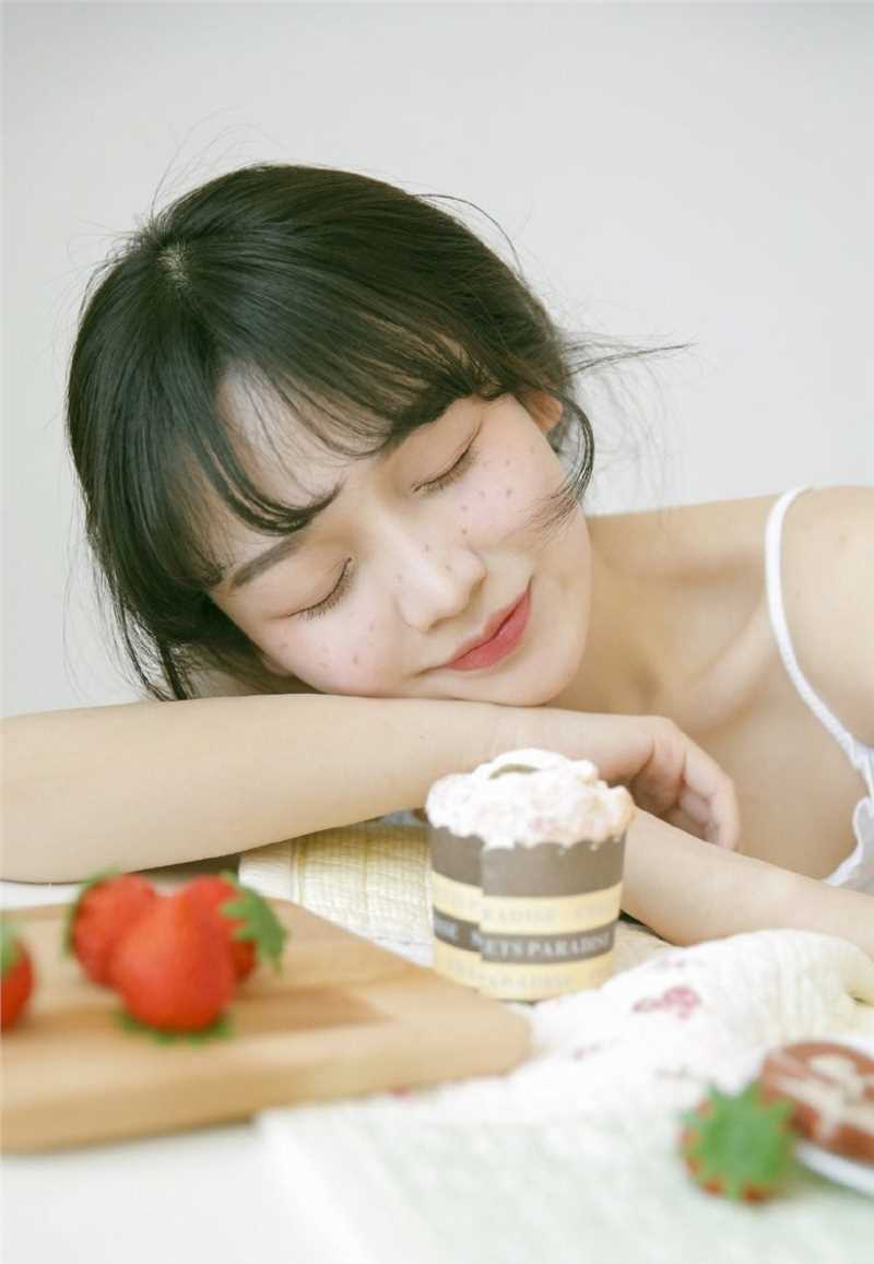 日系风吊带卷发甜美女孩雀斑妆大长腿私拍图