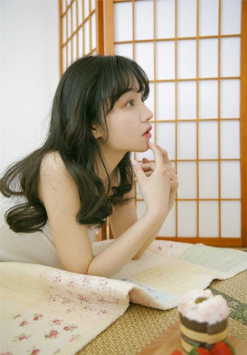 日系风吊带卷发甜美女孩雀斑妆大长腿私拍图