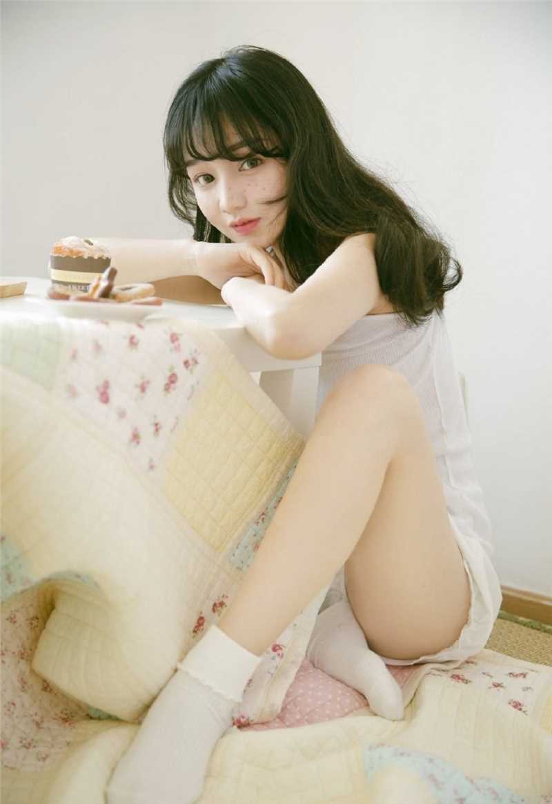 日系风吊带卷发甜美女孩雀斑妆大长腿私拍图