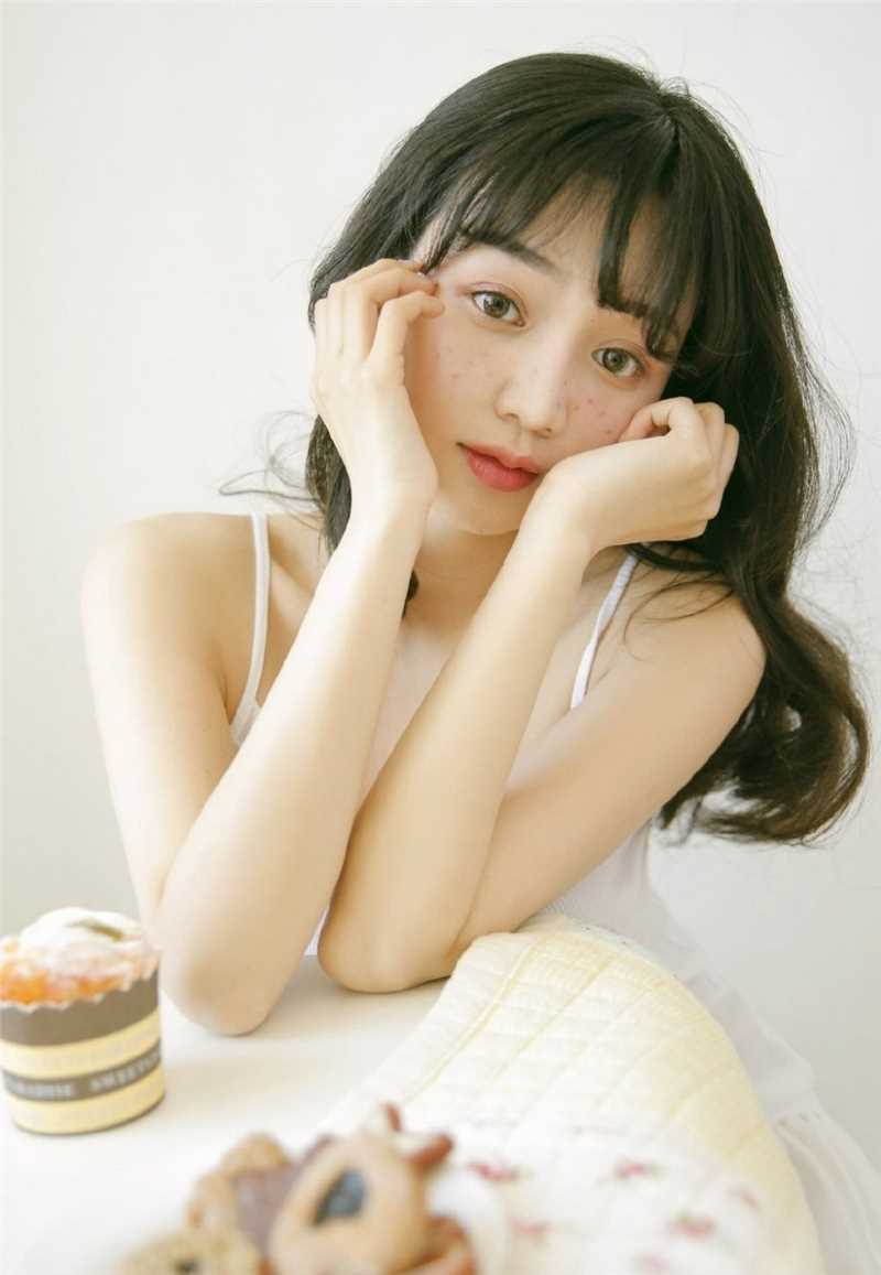 日系风吊带卷发甜美女孩雀斑妆大长腿私拍图