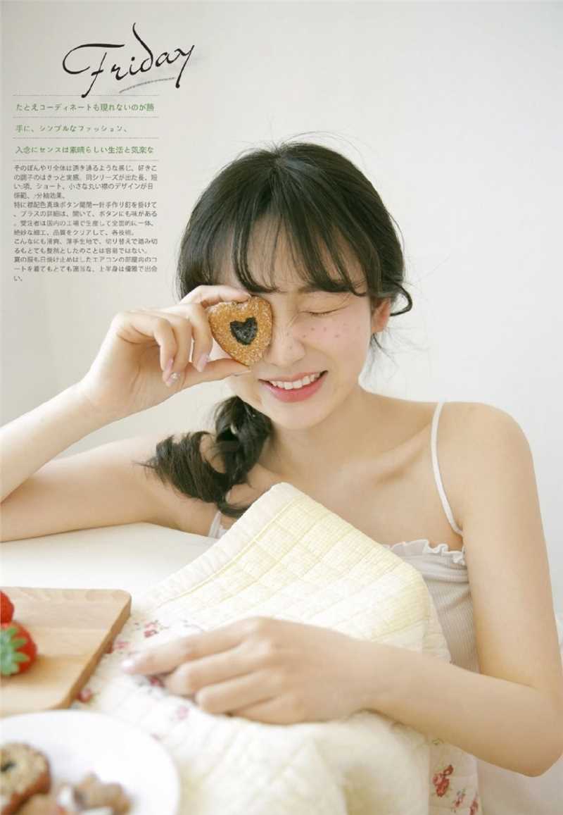 日系风吊带卷发甜美女孩雀斑妆大长腿私拍图