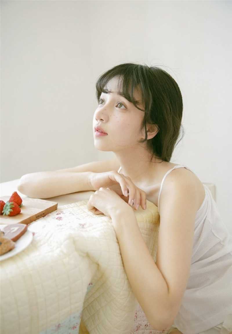 日系风吊带卷发甜美女孩雀斑妆大长腿私拍图