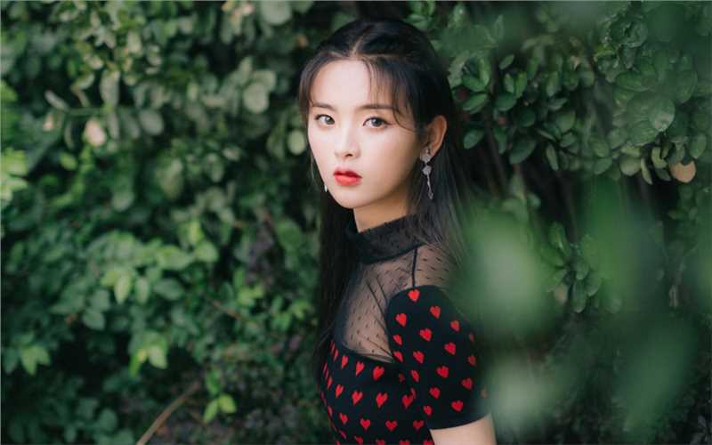 甜美女孩杨超越黑色镂空网纱爱心裙图片合集