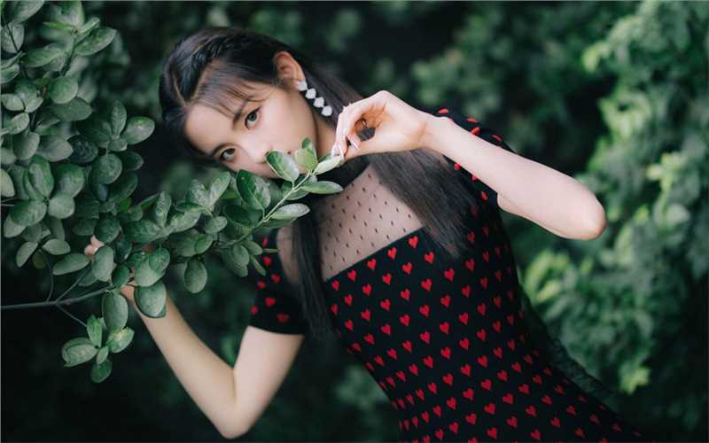 甜美女孩杨超越黑色镂空网纱爱心裙图片合集